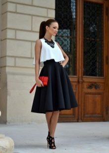 Sun skirt and bright red handbag