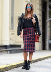 Check long skirt pencil with coarse short boots