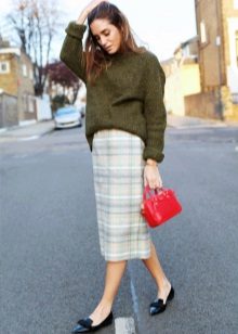 Light long pencil skirt in combination with ballet shoes