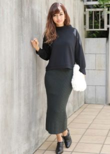 Pencil long skirt in combination with low-heeled shoes