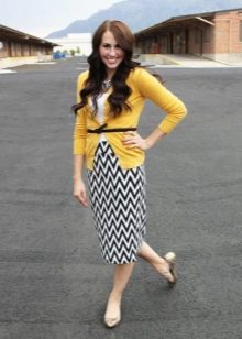 Long pencil skirt with a print in combination with ballet shoes