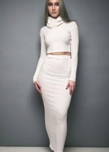 Long knitted pencil skirt in combination with a short turtleneck