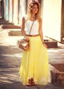 Half skirt long skirt in combination with sandals