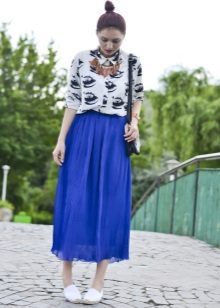 Long half skirt in combination with makasinami