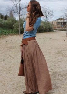 Long half skirt in combination with ballet shoes