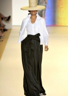 Black maxi skirt with a bow on the belt