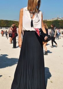 Black Pleated Skirt Accessories
