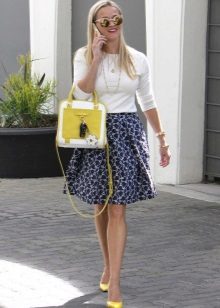 Skirt A-silhouette for a girl with a figure like Apple