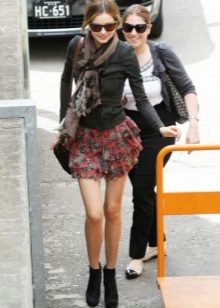 Short full skirt in combination with a turtleneck