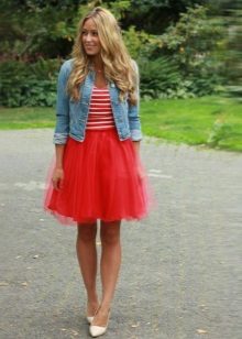 Short fluffy red skirt with jeans