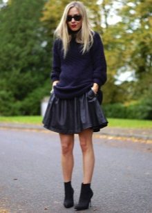 Leather skirt sun in combination with high heels