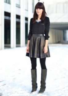 Leather skirt sun in combination with boots