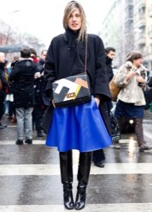 Leather skirt sun in combination with outerwear