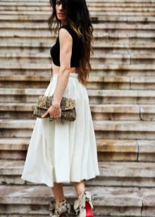 Summer skirt below the knee and accessories to it