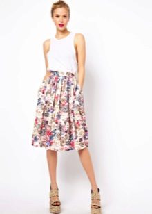 Flying skirt for summer with flowers