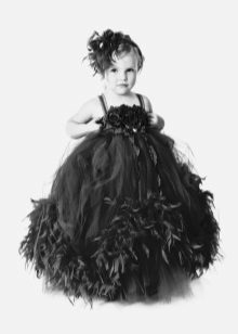 Decoration of tulle dress with flowers