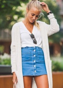 Straight skirt in combination with a long cardigan