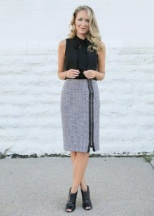 Straight skirt for women with an hourglass figure