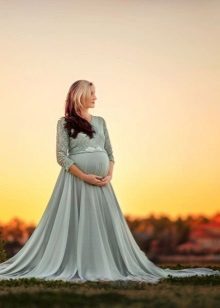 Photoshoot pregnant in a dress