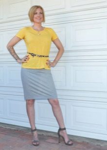 Gray pencil skirt in combination with a yellow T-shirt