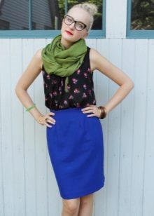 Accessories for blue pencil skirt