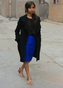 Blue pencil skirt in combination with sandals for every day