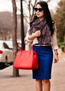 Blue pencil skirt in combination with contrasting accessories
