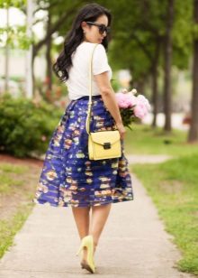 Blue organza skirt with a print in combination with pumps.