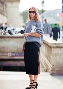 medium-length pencil skirt with a slit