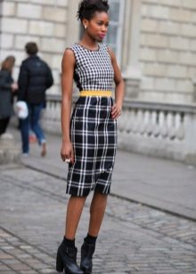 medium-length plaid pencil skirt