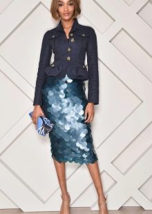 Váy bút chì sáng màu với eo cao