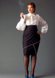 Váy bút chì với eo cao trên một cô gái đầy đủ