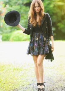 Half-skirt with elastic and leather jacket