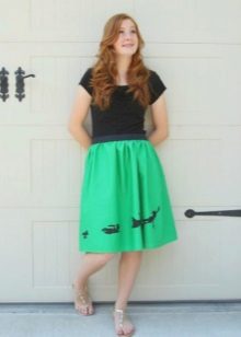 Mid-length mid-size skirt with elastic
