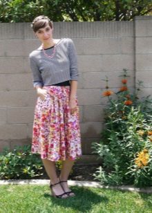 Half skirt with elastic band and sandals on a small wedge