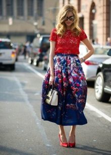 Bell skirt below the knee with a floral print