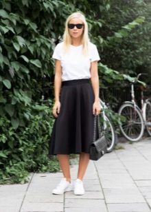 Skirt below the knee in combination with sneakers