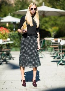 Skirt with a small print below the knee in combination with a monochromatic sweatshirt