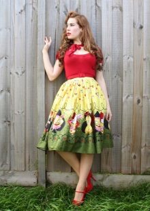 Skirt below the knee with a belt at the waist