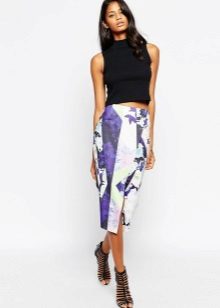 Summer skirt with a slit and a bright print