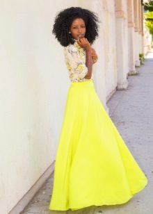 Yellow long skirt sun to the floor in combination with a shirt