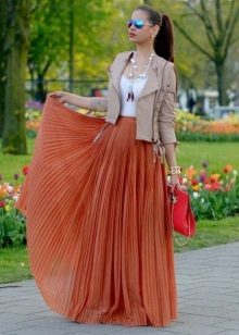 Long skirt sun to the floor in combination with a leather jacket