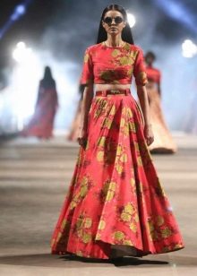 Red print skirt sun to the floor