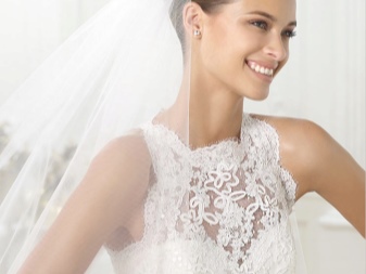 Wedding dress with voluminous lace