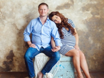 Striped dress for pregnant photo shoots