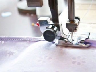 Processing the edges of the bodice trim dress for girls