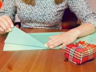 Stitching the details of summer asymmetric dress