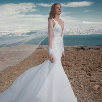 Wedding dress with lace cuff