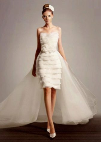 Wedding dress with a detachable train