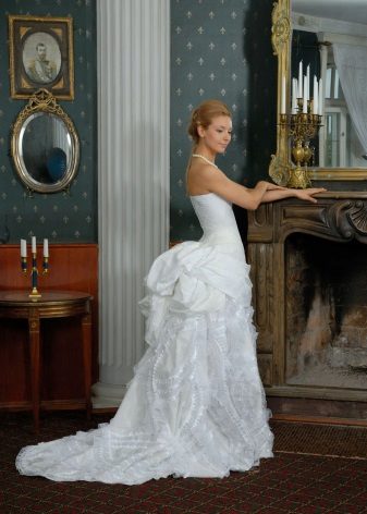 Wedding dress with a neckline tail
